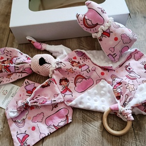 4 részes Babaköszöntő ajándék szett rózsaszín álomvilágban - Meska.hu