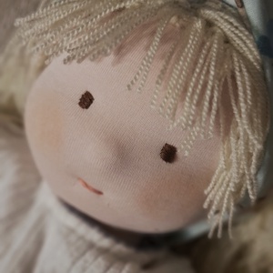 Ölelgetős szöszi Waldorf típusú baba keresi kispajtását  - játék & sport - baba & babaház - öltöztethető baba - Meska.hu