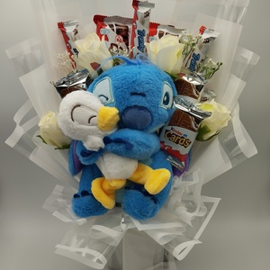 Nagy Stitch plüss Kinder csokor, Otthon & Életmód, Virágdekoráció, Virágok, Virágcsokor, , Nagyobb 2 darabból álló kb 20 cm Stitch plüss
Kivehető kiskacsával
Természetesen az egész plüss kiv..., MESKA