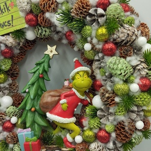 Itt lakik a Grincs, 3d figurás ajtódísz, 31cm - karácsony - karácsonyi lakásdekoráció - karácsonyi ajtódíszek - Meska.hu