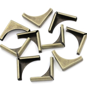 Fémsarok (6. minta/1 db) - 20x20 mm - csat, karika, zár - Meska.hu Fémsarok (6. minta/1 db) - 20x20 mm - csat, karika, zár - Meska.hu
