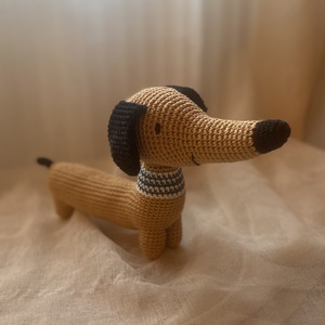 Horgolt amigurumi tacskó, Játék & Sport, Plüssállat & Játékfigura, Kutya, Horgolás, Hímzés, MESKA