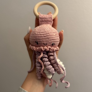 Horgolt medúza fa karikás csörgő - Meska.hu