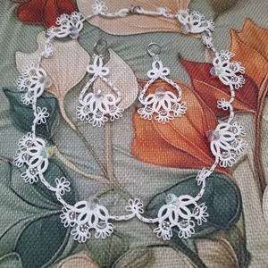 Fehér színű ezüst gyöngyökkel díszített ékszer szett - ékszer - ékszerszett - Meska.hu