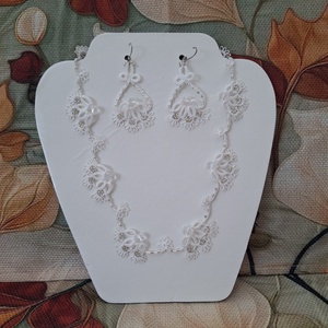 Fehér színű ezüst gyöngyökkel díszített ékszer szett, Ékszer, Ékszerszett, Csomózás, MESKA