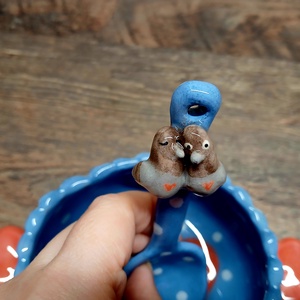 Egyedi pöttyös ,szerelmes galamb páros, virágos müzlis tál kanállal Valentin napra - otthon & életmód - konyhafelszerelés, tálalás - tálalás - bögre & csésze - Meska.hu