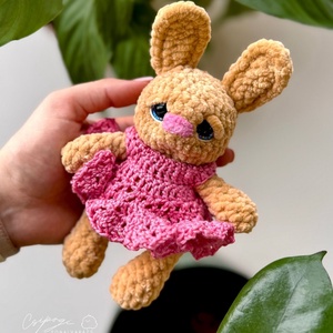 Amigurumi horgolt nyuszi fodros ruhában, Játék & Sport, Plüssállat & Játékfigura, Nyuszi, Horgolás, MESKA