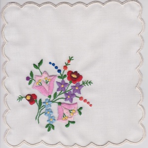 Kalocsai mintás kis terítők, gépi cakkolt szegéllyel és gépi hímzéssel - Meska.hu