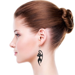 Antiallergén, macska alakú kézzel festett fa fülbevaló, akár Halloweenre is. - otthon & életmód - dekoráció - halloween - halloweeni ékszerek - Meska.hu