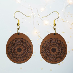 Trendi mandala mintás gravírozott bőr fülbevaló - ékszer - fülbevaló - lógó fülbevaló - Meska.hu