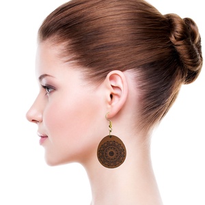 Trendi mandala mintás gravírozott bőr fülbevaló - ékszer - fülbevaló - lógó fülbevaló - Meska.hu