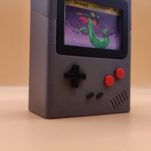  Pokémon TCG Kártyatartó  Game Boy Dizájnnal, Játék & Sport, Táblajáték és Kártyajáték, Kártya, , MESKA