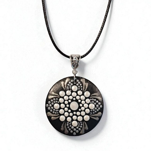 Ezüst-gyöngyház fehér pontozott mandalás nyaklánc, Ékszer, Nyaklánc, Medálos nyaklánc, Ékszerkészítés, Festett tárgyak, MESKA