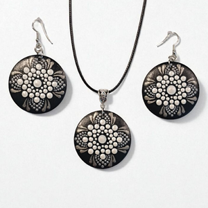 Ezüst-gyöngyház fehér pontozott mandalás nyaklánc - ékszer - nyaklánc - medálos nyaklánc - Meska.hu