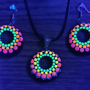 Fluoreszkáló/Foszforeszkáló pontozott mandalás nyaklánc  - ékszer - nyaklánc - medálos nyaklánc - Meska.hu