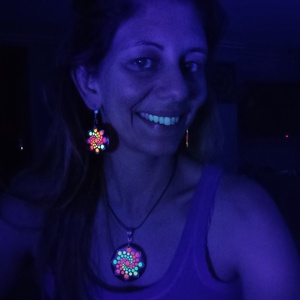 Fluoreszkáló/Foszforeszkáló mandalás fülbevaló - ékszer - fülbevaló - lógós kerek fülbevaló - Meska.hu
