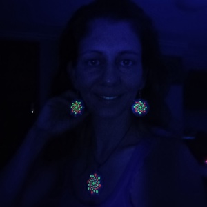 Fluoreszkáló/Foszforeszkáló pontozott mandalás nyaklánc - ékszer - nyaklánc - medálos nyaklánc - Meska.hu