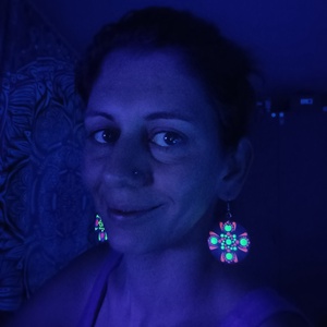 Fluoreszkáló/Foszforeszkáló mandalás fülbevaló - ékszer - fülbevaló - lógós kerek fülbevaló - Meska.hu