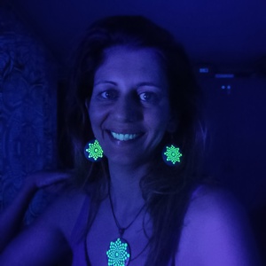 Fluoreszkáló/Foszforeszkáló mandalás fülbevaló - ékszer - fülbevaló - lógós kerek fülbevaló - Meska.hu