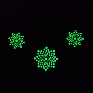 Fluoreszkáló/Foszforeszkáló mandalás fülbevaló - ékszer - fülbevaló - lógós kerek fülbevaló - Meska.hu