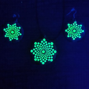 Fluoreszkáló/Foszforeszkáló pontozott mandalás nyaklánc - ékszer - nyaklánc - medálos nyaklánc - Meska.hu