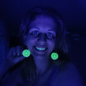 Fluoreszkáló/Foszforeszkáló mandalás fülbevaló, Ékszer, Fülbevaló, Lógós kerek fülbevaló, Ékszerkészítés, Festett tárgyak, MESKA