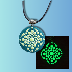 Foszforeszkáló mandalás nyaklánc- türkiz, Ékszer, Nyaklánc, Medálos nyaklánc, Ékszerkészítés, Festett tárgyak, MESKA