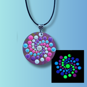 Foszforeszkáló pontozott mandalás nyaklánc , Ékszer, Nyaklánc, Medálos nyaklánc, Ékszerkészítés, Festett tárgyak, MESKA