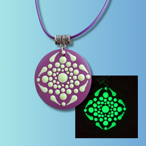 Foszforeszkáló mandalás nyaklánc - mályva, Ékszer, Nyaklánc, Medálos nyaklánc, Ékszerkészítés, Festett tárgyak, MESKA
