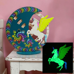 Foszforeszkáló szárnyas unikornis öröknaptár, Otthon & Életmód, Dekoráció, Fali és függő dekoráció, Falinaptár & Öröknaptár, Festészet, Festett tárgyak, MESKA