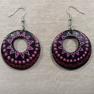 Csillogó fekete-lila pontozott fülbevaló - ékszer - fülbevaló - lógó fülbevaló - Meska.hu