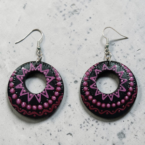 Csillogó fekete-lila pontozott fülbevaló - Meska.hu