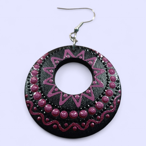 Csillogó fekete-lila pontozott fülbevaló - ékszer - fülbevaló - lógó fülbevaló - Meska.hu