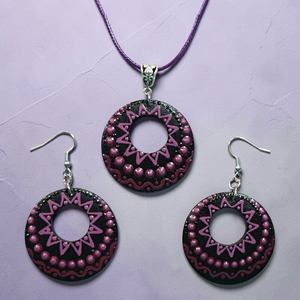 Csillogó fekete-lila pontozott nyaklánc  - Meska.hu