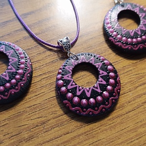 Csillogó fekete-lila pontozott nyaklánc  - ékszer - nyaklánc - medálos nyaklánc - Meska.hu