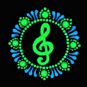 Foszforeszkáló sörnyitó és hűtőmágnes - violinkulcsos - otthon & életmód - konyhafelszerelés, tálalás - konyhai dekoráció - hűtőmágnes - Meska.hu