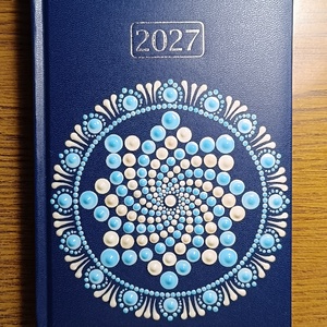 Sötétben világító, kézzel festett mandalás határidőnapló � 2027, napi beosztású naptár, kék-fehér - otthon & életmód - papír, írószer - naptár & tervező - Meska.hu