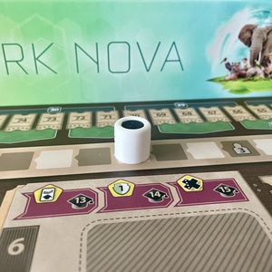 Ark Nova társasjáték-kiegészítő: szünetjelölő kávésbögre - játék & sport - táblajáték és kártyajáték - társasjátékok - dobókocka - Meska.hu