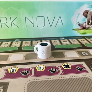 Ark Nova társasjáték-kiegészítő: szünetjelölő kávésbögre - játék & sport - táblajáték és kártyajáték - társasjátékok - dobókocka - Meska.hu
