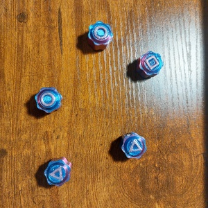 Squid Game Gongi kékeslila, színjátszó, társasjáték, ügyességi játék, új - játék & sport - táblajáték és kártyajáték - társasjátékok - dobókocka - Meska.hu