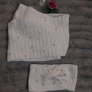 Hófehér gyöngyös, horgolt fejpánt, fülvédő és körsál szett � stílusos melegség kézzel készítve - ruha & divat - sál, sapka, kendő - sál - Meska.hu