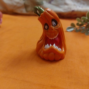 3D nyomtatott, Kézzel festett Halloweeni gonosz kis tökfej figura, vízálló, halloweeni városhoz, faluhoz, új - művészet - makett, modell - Meska.hu