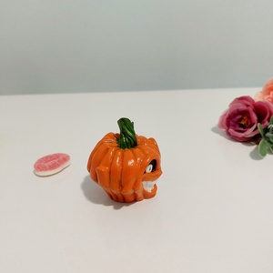 3D nyomtatott, Kézzel festett Halloweeni gonosz kis tökfej figura, vízálló, halloweeni városhoz, faluhoz, új - művészet - makett, modell - Meska.hu