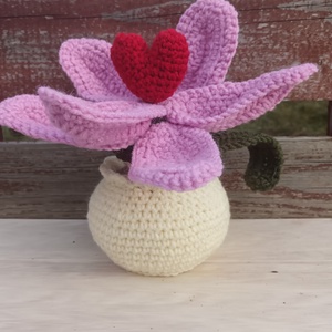 Horgolt tulipán, benne egy szívecske  - Meska.hu