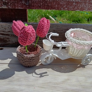 3 szál horgolt tulipán kaspóban, fehér tricikliben - otthon & életmód - dekoráció - Meska.hu