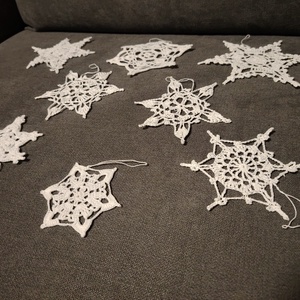 8 db Horgolt hópehely, karácsonyfa dísz  - karácsony - karácsonyi lakásdekoráció - karácsonyfadíszek - Meska.hu