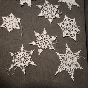 8 db Horgolt hópehely, karácsonyfa dísz  - karácsony - karácsonyi lakásdekoráció - karácsonyfadíszek - Meska.hu