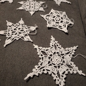 8 db Horgolt hópehely, karácsonyfa dísz  - karácsony - karácsonyi lakásdekoráció - karácsonyfadíszek - Meska.hu