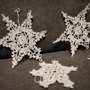 6 db Horgolt hópehely, karácsonyfa dísz  - karácsony - karácsonyi lakásdekoráció - karácsonyfadíszek - Meska.hu