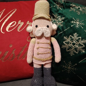 Horgolt diótörő - Meska.hu